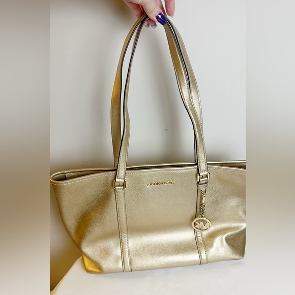 Micheal Kors large tote with technology pocket inside. - Picture 1 of 6